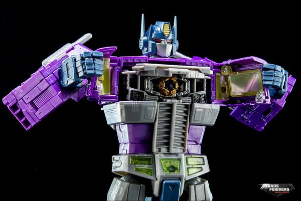 Asia Exclusive Masterpiece Shattered Glass Optimus New Official Photos 09 (9 of 14)